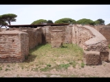 08168 ostia - regio v - via della fortuna della annonaria - edificio (v,iv,2) - 4. raum von westen - bli ri norden - 06-2024.jpg